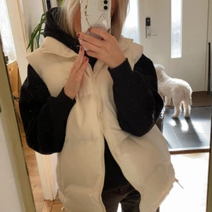 Väst - Vit/beige väst från missguided i storlek 34. Helt oanvänd och prislapp kvar. Säljer pga beställde fel storlek. Budgivning om många är intresserade💞💞 Budgivning avslutas IDAG 22/4 kl 17 HÖGSTA BUD 360 + frakt