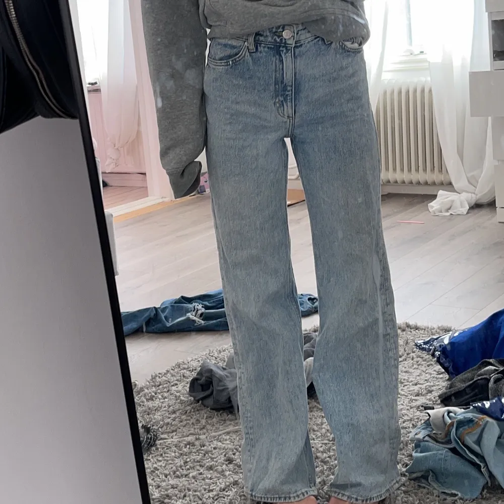 Perfekta wide leg jeans säljes! Säljes då jag tyvärr är lite för lång för dom, är 170😊 frakten kostar 66kr. Jeans & Byxor.