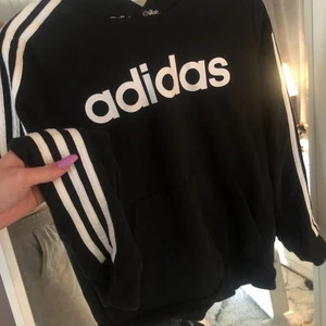 Adidas hoodie - Står storlek 164 i den, men passar en xs/s. Superskön men framförallt SNYGG!!!
