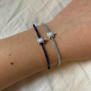 Egengjorda pärlarmband  - Egengjorda pärlarmband, ca 17cm, silverlås, kan köpas båda ihop eller ensamma, 50kr/st