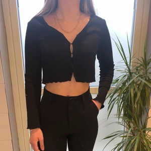 Fin topp från Shein - Fin topp från Shein, bra skick. Går att knäppa upp spännena🖤🖤🖤