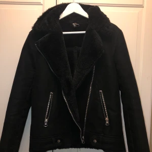 Höst jacka  - En snygg och skön höstjacka från H&M. 