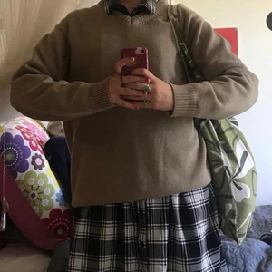 Beige tjocktröja - Snygg beige stickad tröja! Inte stickig. Syns bäst på sista bilden vilken färg den är i. Skriv för frågor :-)☕️🍰
