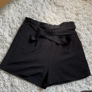 Stradivarius shorts - Med resår i midjan samt tesar att knyta runt. Använda en sommar. Kan skickas men köparen står för frakten