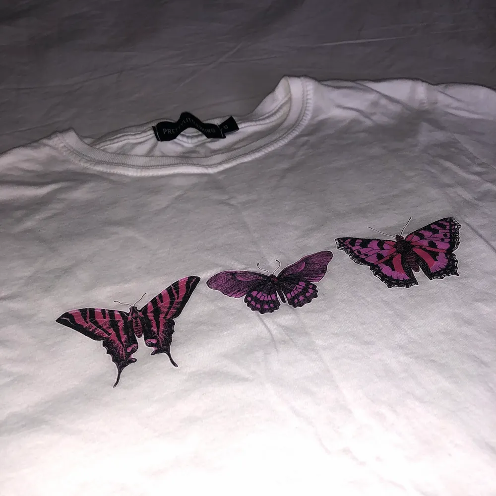 säljer denna jättesöta t-shirt från plt med fjärilar på🦋🦋🦋 . T-shirts.
