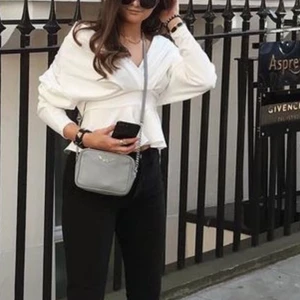 Topp från Nelly st. S - Vit unik topp som används Max 2ggr! Säljer pga får inte användning för den. Köpt för 2 år sen på Nelly! Pris kan diskuteras vid snabb affär💛