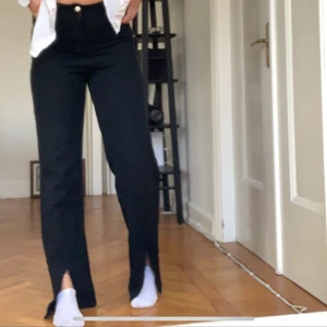 Jeans med slits - Svarta coola LÅNGA jeans från plt med en slits sitter som en smäck och riktigt coola.