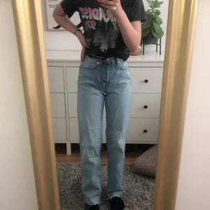 Ljus blåa jeans - Jätte fina ljus blåa jeans, används inte pågrund av att dom är för stora, använt dom 1-2 gånger, byxorna är i ny skick.