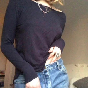 Tröja - Snygg mörkblå tröja! Använd få gånger och matrerialet är sjukt mysigt! 💙