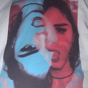 Istay carlings - Denna T-shirt är asball, köpte på carlings och de ända som är lite tråkigt är väll att det är ett pyttelitet hål nere i tröjan (kan ta kort om de behövs). 