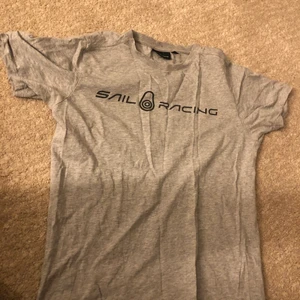 Sail racing  - En grå sail racing tröja 