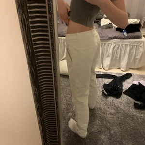 Vita byxor från Zara - Skick 10/10 köparen står för frakt 