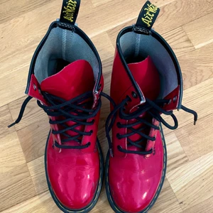 Dr Martens - Några gånger använda Dr Martens, har inte använt de på 3 år pga inte min stil. Nu vill jag ge de en ny garderob där de får den uppmärksamt de förtjänar! En litet märkbart streck pga synteten.