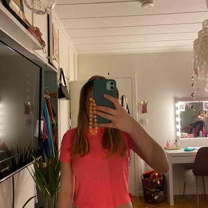 Croppad neon tröja - Jättefin tröja passande för sommaren när man är brun. 💕💕💕💕