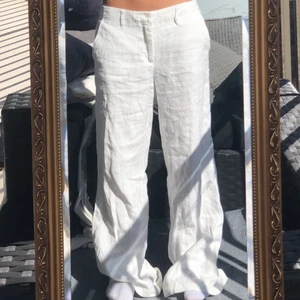 Linnebyxor  - Säljer dessa linnebyxor!                                    Skulle säga att dem är i storlek m. Jag har s och är 163cm, på mig är dem lite stora och väldigt långa men de funkar också🤎                                                 Fraktar för 44kr eller möts upp i Stockholm<3         BUD ÄR BINDANDE!