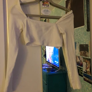 kort topp från urban outfitters - kort, vit topp från urban outfitters i bra skick!