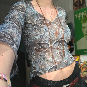 Meshtröja - Älskar denna tröja men säljer eftersom jag ej använder den💓 Den är i meshmaterial o har lite utsvängda ärmar, jättefint skick o är i storlek S men passar både större o mindre💓💓budgivning håller på i ungefär en vecka o skriv privat för att buda!💗