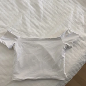 Vit topp  - Superfin topp som man kan ha både off-shoulder eller inte! Från Zara, aldrig använd💕