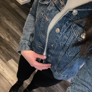 Jeansjacka - Fin jeansjacka ifrån Lager157 som är använd max 3 gånger. Nypris för denna 399 kr. Den är inte min smak på jacka därav så säljs den! 
