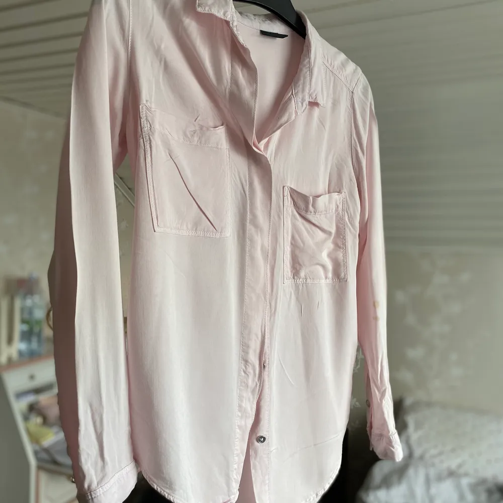 Jätteskön blus i rosa, säljes för 40kr, frakt tillkommer . Skjortor.