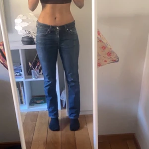 Levi’s W 30 L 30 vintage jeans, - Levis jeans i gott skick, låg midja (jag är 172 cm).