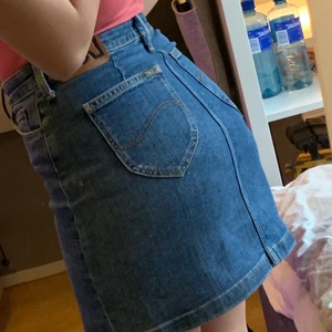 Lee jeanskjol st 36 -38 - Mycket fin jeanskjol. Använd en gång men ångrade köpet då jag inte ser särskilt bra ut i den. Nypris runt 800kr, säljes för 150kr.