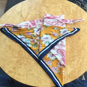 Hårband/bandana - 2 st bandana som har använts som hårband. Säljs pga de ej använd längre. Vit/röd är tyg. Gul/blommig linne material. Köpare står för frakt.