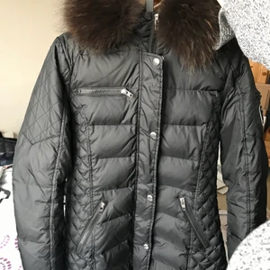 Rock and Blue jacka  - Inga konstigheter förutom ett litet hål på vänstra armen som man kan se nästa bild, inget man tänker på eller märker av då den är väldigt liten. Äkta mörkbrunt päls! Priset kan diskuteras. 