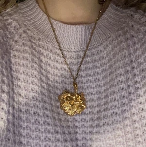 Guldigt halsband med stort hänge - Ett fint guldigt halsband med ett stort hänge. Det följer även med ett likadant hänge fast i en mindre storlek om man så vill ha de🤍🤩 För mer info eller bilder dm gärna mig🍓🤍🤩👼🏼