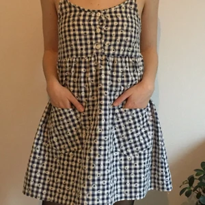 Sommarklänning - Underbar sommarklänning som är rutig och blommig. Storleken är XS (liten byst). Från Urban outfitters. Köparen står för frakt men kan även mötas upp i Malmö.