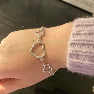 Armband av hjärtan - Säljer detta gulliga armband med hjärtan på🤍🤍 Tyvärr kom det inte till användning. Har näst intill aldrig använt den🤩 För mer info eller bilder dm gärna mig💗