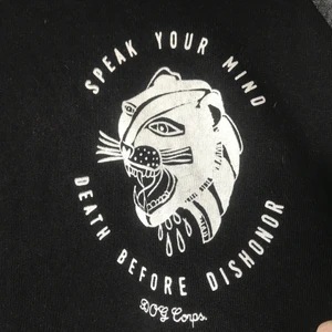 Snygg hoodie med tryck - Oanvänd hoodie, grå och svart i storlek L, snyggt oversized på någon med t.ex S/M