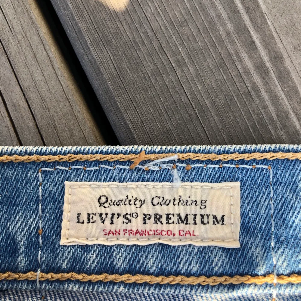 Ett par skitsnygga Levis jeans-shorts i modellen ribcage! Köpta förra sommaren för 799kr! Använda fåtal gånger💙 storlek 25 som motsvarar ungefär XS/S. Shorts.