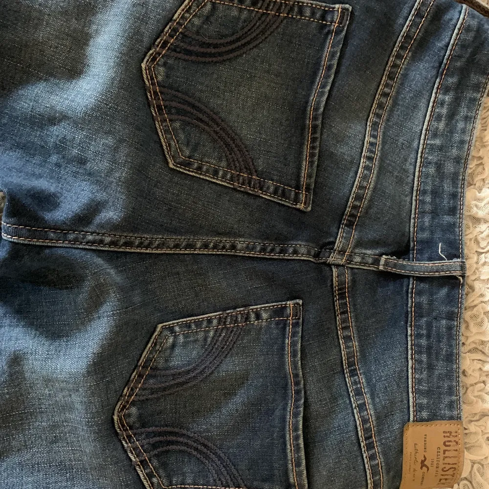 Hollister jeans i storlek 26, bra skick, fler bilder kan skickas 🤍. Jeans & Byxor.