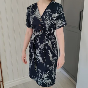 Klänning - Klänning från märket Warehouse, köpt från Asos. Snörning i midjan, v-ringad och knappar. Köpare står för frakt. 