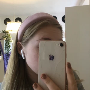 Rosa diadem  - Rosa diadem i mockaliknade tyg. Säljer för 30 kr + 24 kr i frakt! Kontakta för mer bilder eller info💖💖