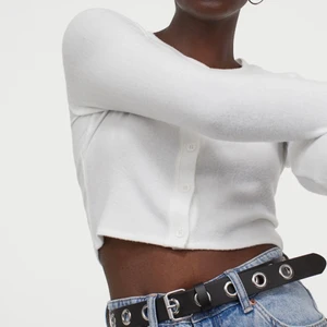 Vit kofta - (Lånad bild) Säljer en liknande vit kofta från H&M var av att den sitter tajt i armarna och är lite för kort för min smak. Köparen står för frakt.🤍 (koftan är lite vringad) skriv för egna bilder 