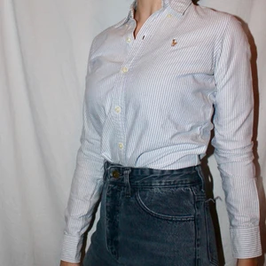 Klassisk Ralph Lauren-skjorta - Säljer en klassisk blå Ralph Lauren skjorta i nyskick. Modellen är Slim Fit och passar utmärkt på kroppen.