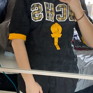 Vintage College Tshirt - Hade inte hunnit redigera nåra bilder på denna, men ändå en riktig skönhet. Denna med jeans skulle vart skit snygg! Passa på och ta den till bra pris!