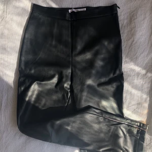 NAKD faux läderbyxa - Säljer mina sköna läderbyxor från NAKD pga blivit för små nu. Jätte fint material med dragkedjor vid anklarna och på sidan vid midjan 💞