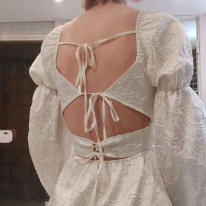 Vit klänning  - En vit klänning med såååå fina detaljer. Passar perfekt till studenten eller liknande. Så drömmig men tycker inte jag passar i den riktigt