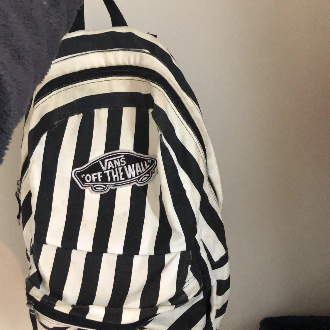 Svartvit, randig vans ryggsäck.  - 91