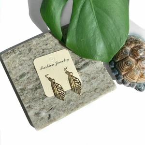 Örhängen med löv i ljus guld - 🌱Leaf earrings🌱 Du kan välja mellan krokar och ringar som örhängen ♡ (se bild nr 3)