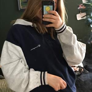 Cool hoodie från Champion i marinblått och grått. Haft den ett tag och den är köpt second hand så den är lite sliten men skulle inte säga att den har några defekter. Snyggt oversized!💗
