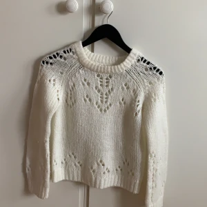 Stickad tröja  - Jätte fin tröja i bra skick. Säljer den för att den är för liten för mig:( skulle vara snyggt att ha till en kjol på sommarkvällar🥰 passar dig som är en xs.