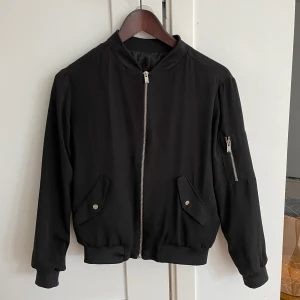 Bomberjacka  - En tunn bomberjacka i storlek xs från zara fint skick⭐️
