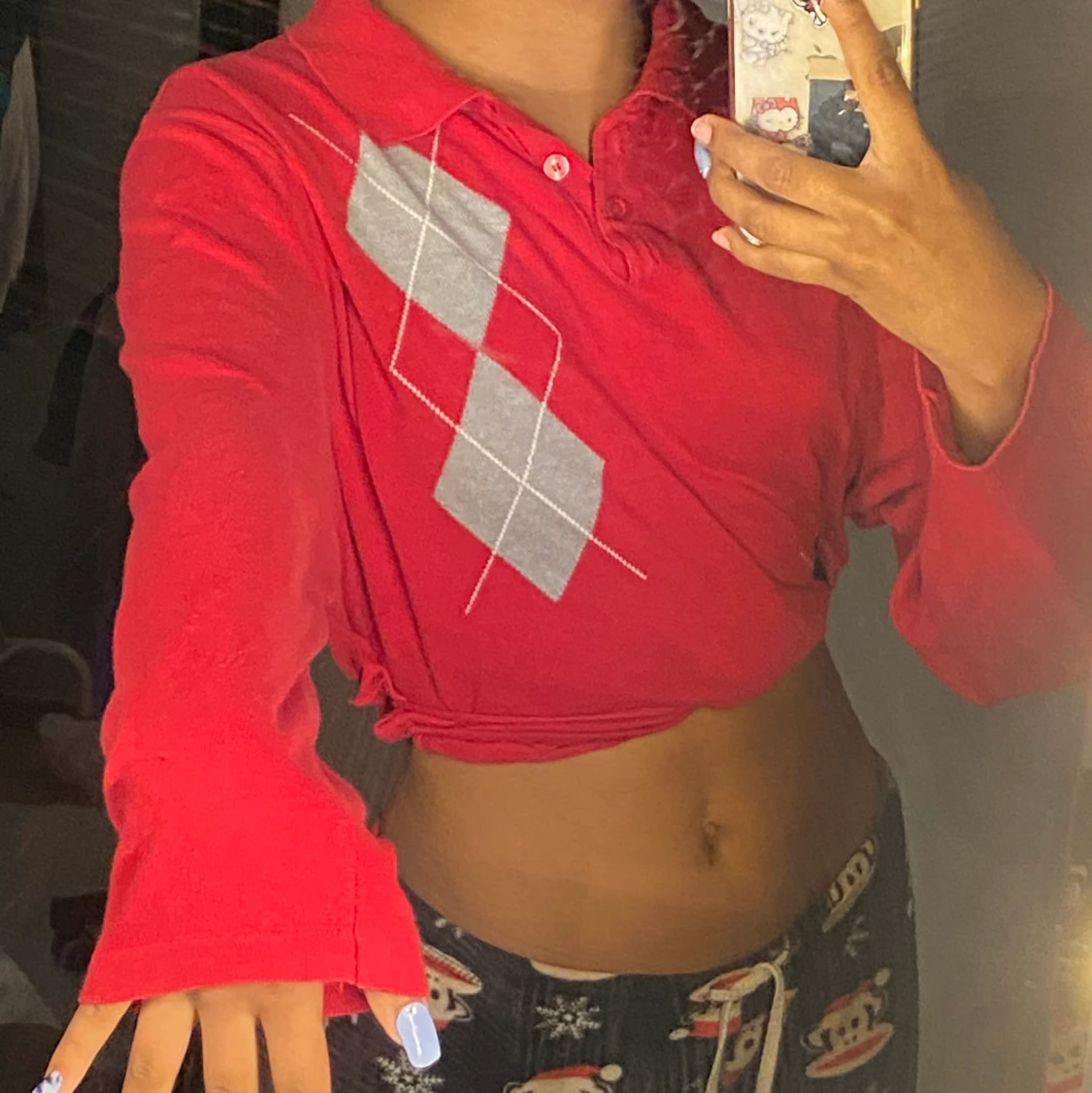 En ”pappatröja” som jag croppat o sytt på ett band så att man kan knyta rynt midjan och reglera det✨