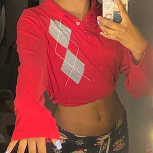 En ”pappatröja” som jag croppat o sytt på ett band så att man kan knyta rynt midjan och reglera det✨ - En röd croppad tröja som du kan knyta runt midjan om du inte vill att den ska sitta ”pösigt”✨💗