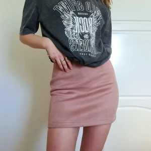 Rosa mockakjol - Rosa mockakjol från Bik Bok. Färgen är som på bild 2. Stängs med dragkedja bak. Storlek XS. Köparen står för frakt🥰