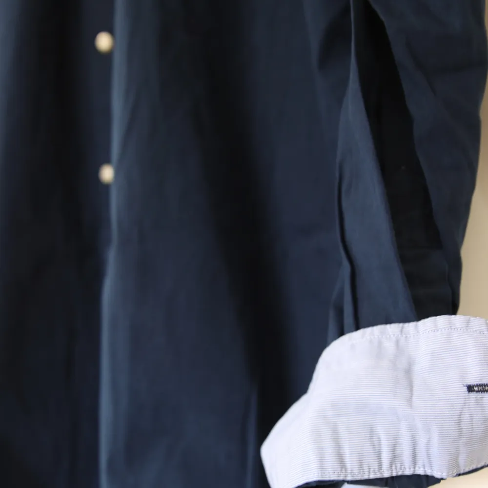 Snygg marinblå skjorta i fin italiensk bomull från brittiska Hackett. En favorit året om! Cutaway-krage och smal passform. Upplevs som en stor medium. . Skjortor.